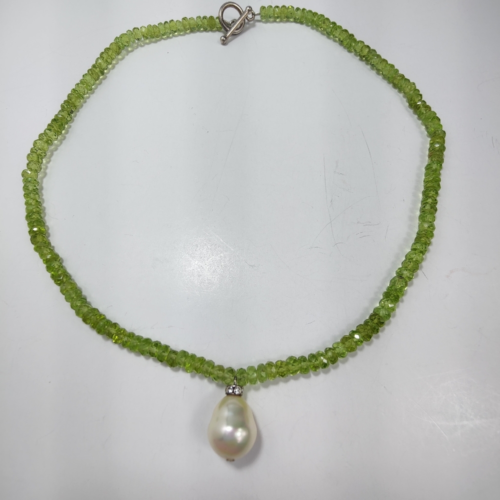 Peridot Green Beaded Necklace w/ Faux Pearl Pendant  16” Silver Tone Toggle